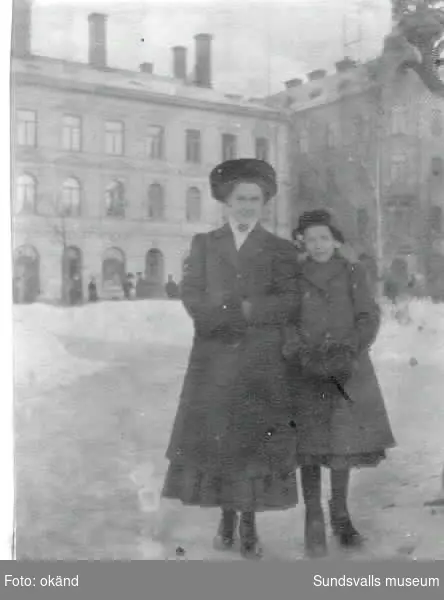Ingrid och Gunvor Mörch. Vinter i Stenstaden.