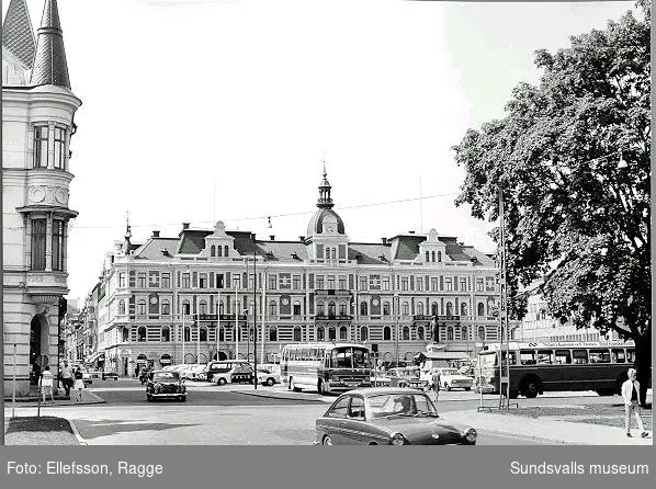 Hirschska huset, Stora torget, Stadshuset till vänster i bild. Torggatan 6-8.