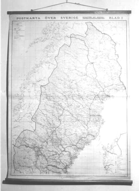 Postkarta över Sverige, blad 1 av 3, utgiven 1 maj 1924 av Generalpoststyrelsen. Kartan visar den nordligaste halvan av landet. Den visar postlinjer, postanstalter m m. Kartan av papper, uppfordrad på väv och med käppar i över- och underkant för upphängning. Skala 1:550 000.