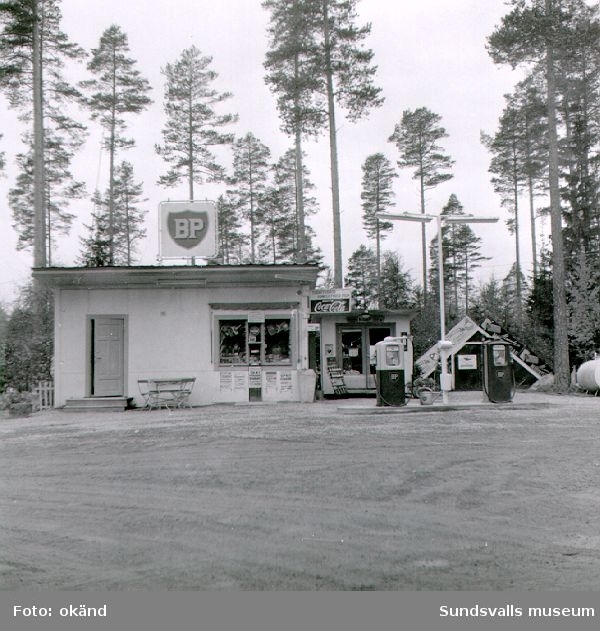BP:s bensinstation i Erikslund, Borgsjö. Föreståndare var köpman Fritz Edholm.