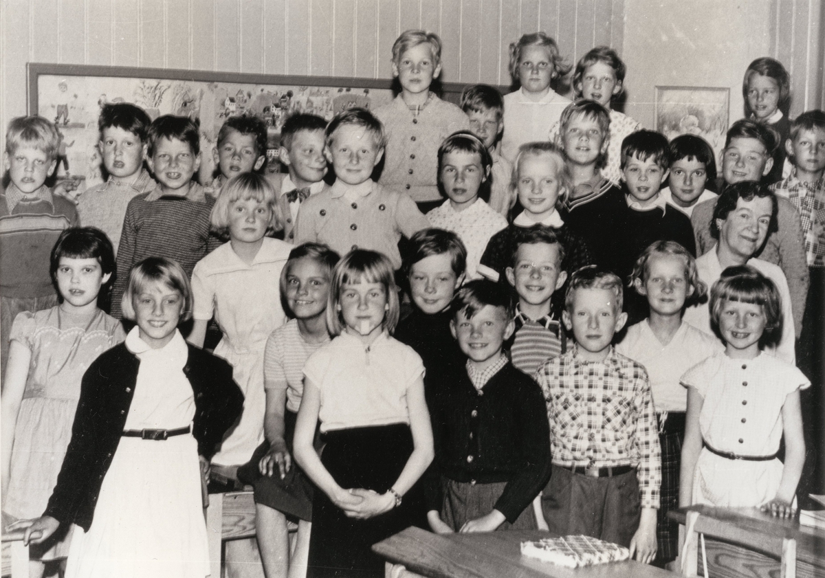 Gruppfoto med flickor och pojkar i klassrummet på Kvarnbyskolan (f.d. Centralskolan).