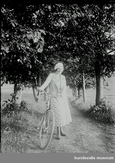 Porträtt. Kvinna med på en skogsväg.