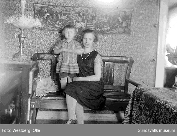 Anne-Marie (f. 1925) och Linnea Westberg i familjens bostad i LO-villan, Gustafsberg, Alnö.