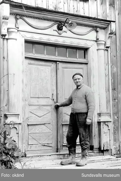 Hemmansägare Emil Nordenmark, Häggvik, som berättar att "Här bodde Helmer Osslund".