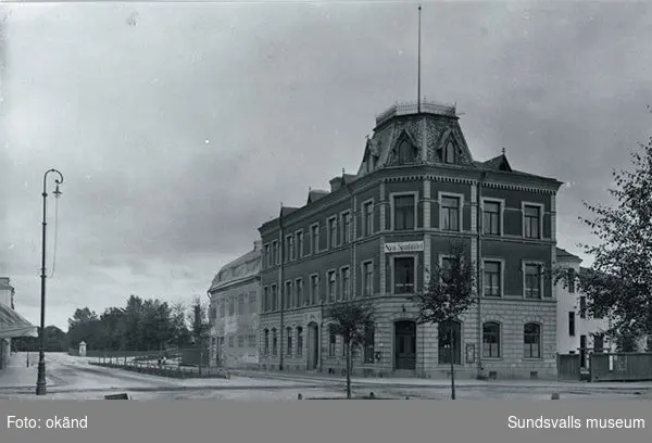 Sundsvalls första Folkets hus och Dagbladet Nya Samhällets redaktion samt stadens enda klichéanstalt. Köpmangatan 5 (vid denna tid 3). Huset bakom är KPS gamla charkfabrik som revs 1948.