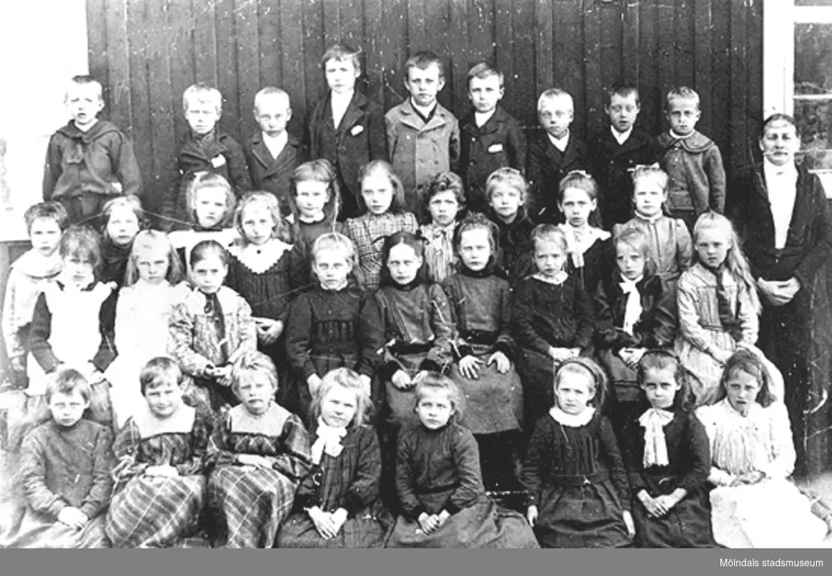 Gamla Kyrkskolan i Lindome i början av 1900-talet. Lärarinnan hette Fina?