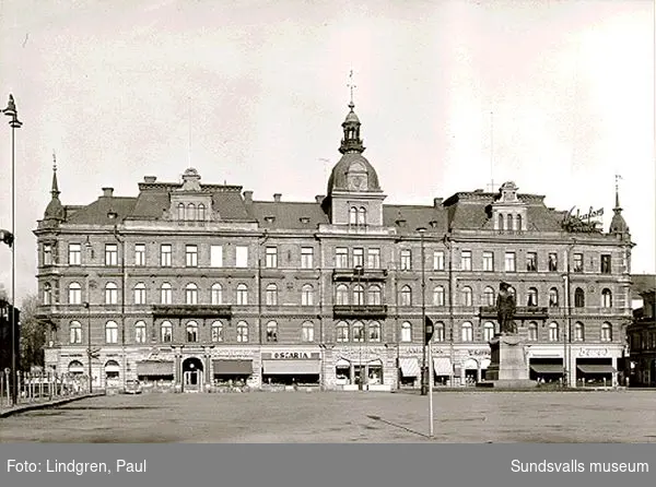 Hirschska husets fasad mot Stora torget, kv Nyttan 3 och 6, Storgatan 17 och Kyrkogatan 18