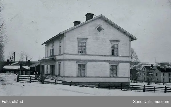 Hus vid Carl Petterssons väg alldeles vid järnvägen. Huset finns kvar (1986), nu gulmålat, och det ligger snett emot Kubikenborgs småskola.