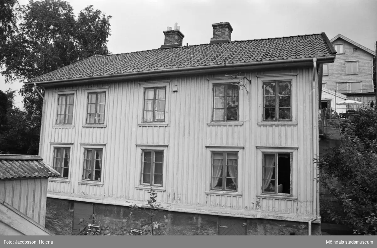 Exteriörbild av bostadshus på Roten M 18 i Mölndals Kvarnby, 1972.
Bostadshuset har en kvarvarande "brygga". Se bild 1991:1106.