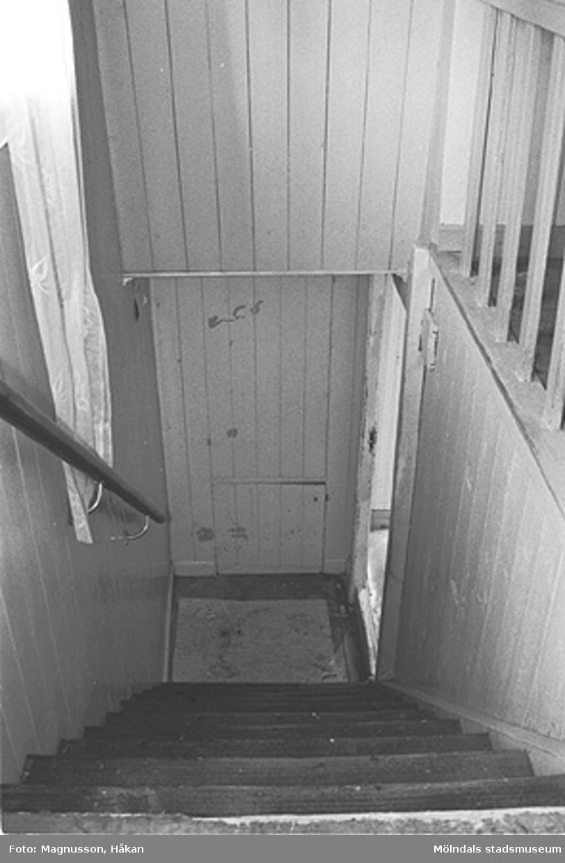 En trappa som tillhör bostadshuset på Våmmedal 2:9, 3:2 och 3:3 i Kållered, september 1991.