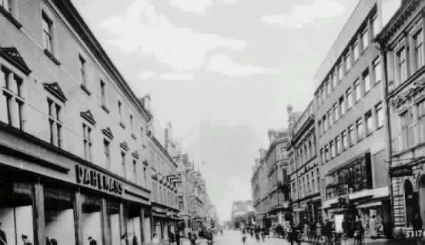 Dahlmans varuhus till vänster. Storgatan mot söder. Text på vykort "SUNDSVALL. Storgatan."