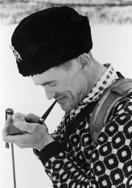 Lantbrevbärare Hugo Lundmark röker pipa. Hugo Lundmark var från Jäckvik, och arbetade som (skidåkande) lantbrevbärare på linjen Jäckvik - Merkenis (60 km.) April 1952.