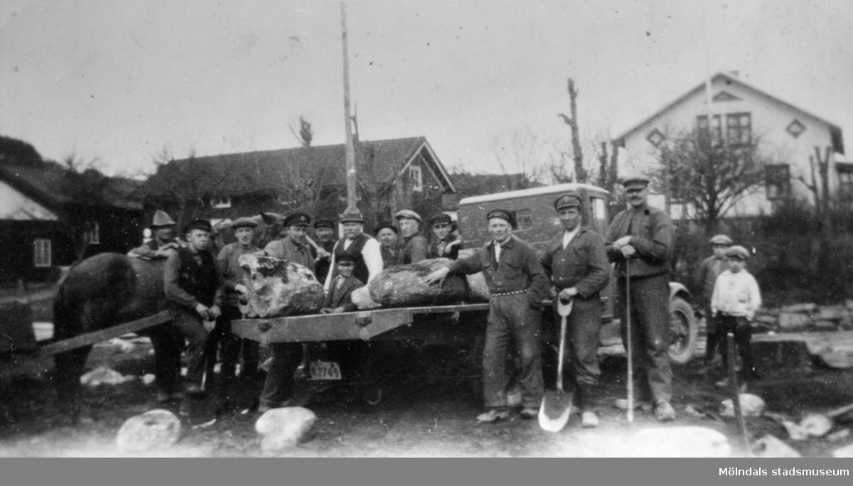 AK-arbete eller beredskapsarbete vid  ett vägarbete i Hällesåkers by, 1930-talet. 
Arvid Svensson står och håller en sten på flaket. Resten av arbetarna är okända för givaren.