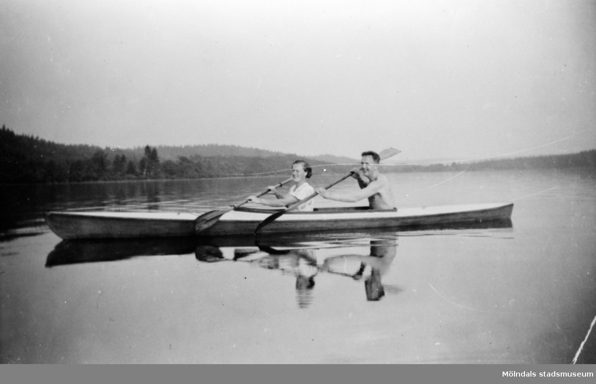 En stilla kanotfärd på Nordsjön Sonja och Werner paddlar, 1920.