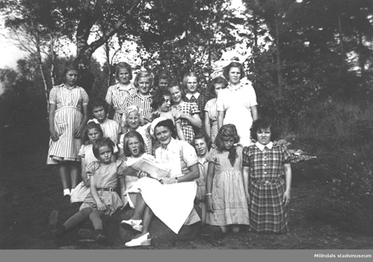 Vårdarinnan Karin Hasselberg med unga kvinnliga elever vid Skolhemmet Stretered den 27 september 1953.