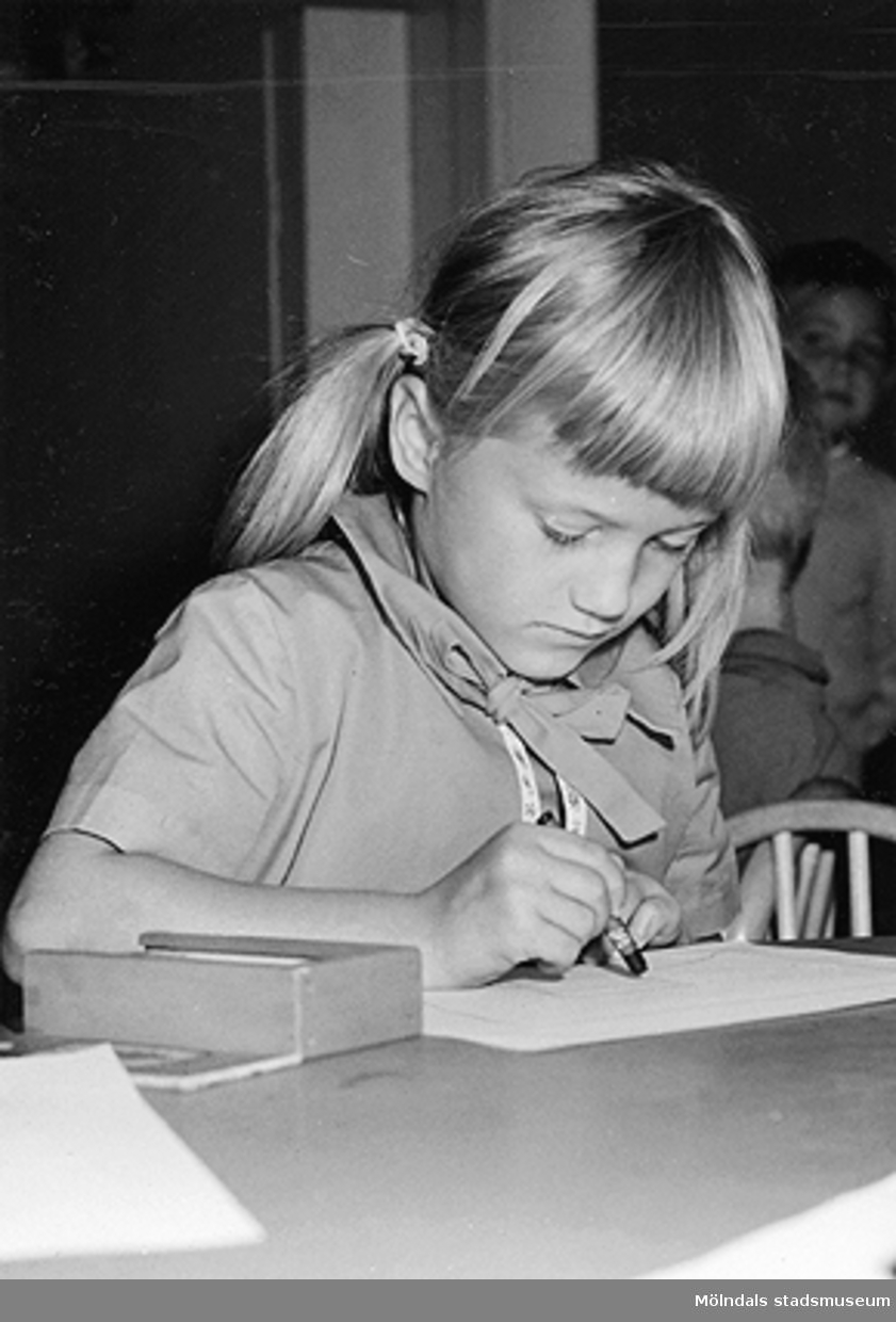 En flicka som ritar. Holtermanska daghemmet 1953.