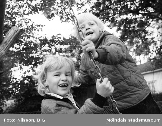 Två barn som gungar. Holtermanska daghemmet 1973.