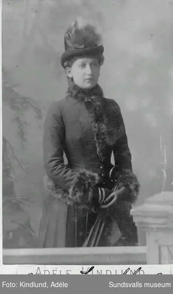 Ateljéfoto av Thyra Wessblad i vinterkappa. Hon var född 1870 och dog 1904,syster till Hulda och Astrid,  dotter till disponenten vid Utskänkningsbolaget, W6-brodern m m J G Wessblad