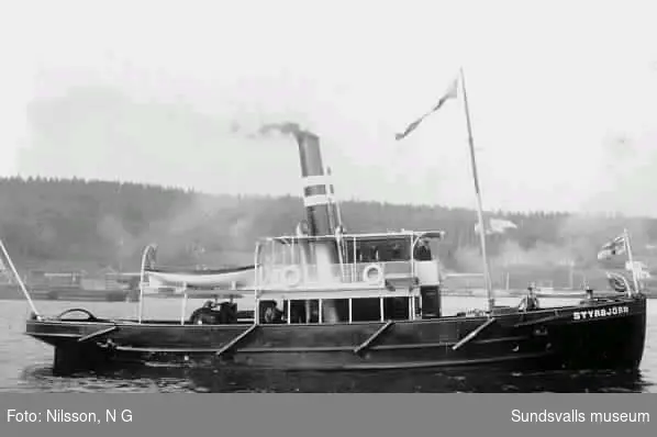 Ljunga Elfs bogserbåt Styrbjörn i Sundsvalls hamn i ursprungligt skick.  Styrbjörn förliste med sju besättningsmän vid Utvik 1912 efter kollision med passagerarångaren Ångermanland (enligt O Eriksson). den bärgades och byggdes om och såldes senare under annat namn till Göteborgstrakten. Båten lades upp på 1970-talet. /e u Rune Högström.
