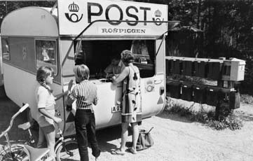 Som rullande kassaexpedition har den gett postservice - på försök -
åt många sommargäster.  Foton 31 juli 1968.  (Se Tidningen PS nr
7-8/1968).   Stoppställe vid ett vägskal i Rådmansby.  Kunderna
kommer gående, cyklande eller med bil.