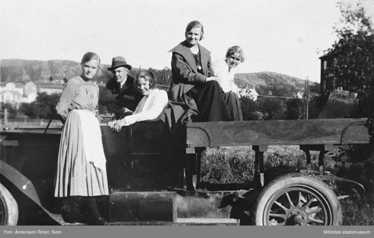 Syskonen Andersson i Torsten Anderssons bil cirka 1925. Från vänster: Elin, Torsten, Helga, Gertrud och Elsa.