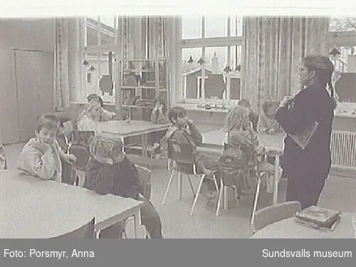 Dokumentationsfotografering av verksamhetenvid Huvudbiblioteket i Sundvsall:uppsökande verksamhet på lågstadiet, Allsta skola.