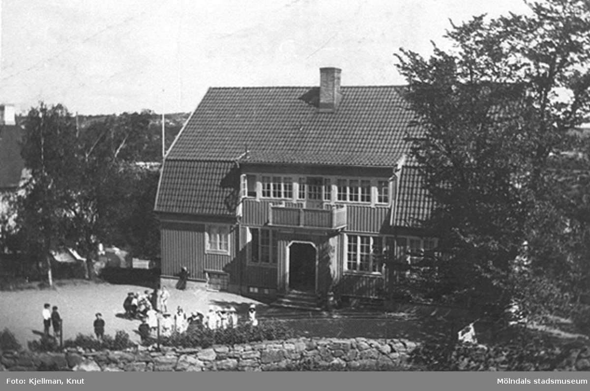 Holtermanska barnhemmet i Åby (Holtermansgatan 1) från väster, 1910-tal. Byggnaden brann 1914 och var den andra av skolbyggnaderna på denna tomt.