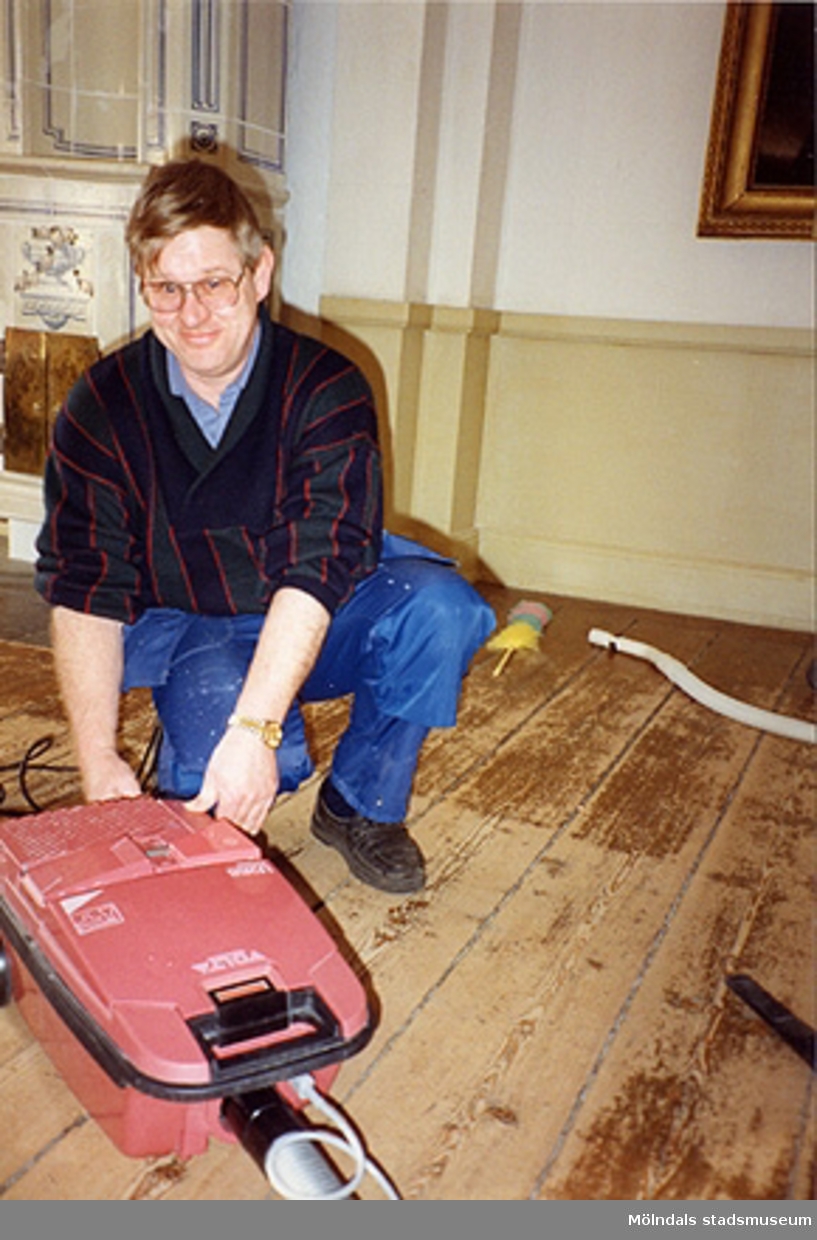 Alf Garthman vid dammsugaren i östra sängkammaren på övre våningen (rum nr 55), cirka 1993.