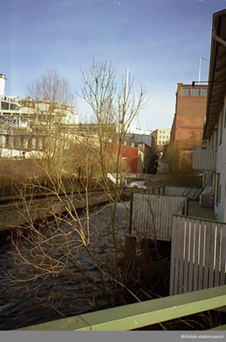 Till höger ses Kafé Kråkans terrass på Götaforsliden 1-7. Bakom detta ligger den stora, röda tegelbyggnaden Stora Götafors. I bakgrunden till vänster skymtar Soab.