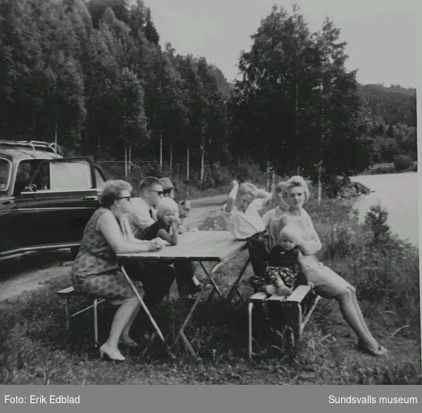 På en rastplats under en utflykt till Holmsjön.Fr.v. sitter Siri Edblad (f. 1914), sonen Bernt (f. 1938), barnbarnen Christina, Bertil, Carina, deras mor och Siris dotter Irma (f. 1934).