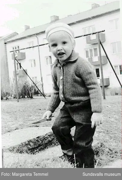 Carina Temmel (f. 1965) i lekparken hemma på gården. I bakgrunden hyreshusen i kvarteret Vinkeln 6 och 20, Grönborgsgatan 10 - 12. Famijen bodde på Grönborgsgatan 10, 1965 - 1969.