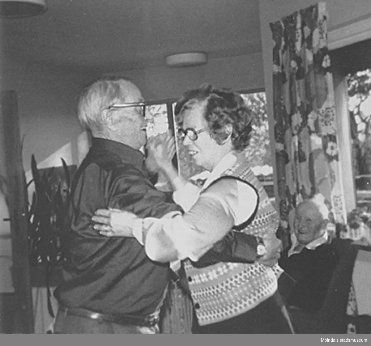 Dans på Brattåshemmet, 1980-tal. Per Pettersson "Knipan", Kållered dansar med politikern Alma Persson, Livered. I bakgrunden till höger ses Alfred Mattsson, Bölet.