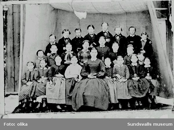 Bilder inlånade av Kjell Wiklund, Snickargränd 3B,86 200 Kvissleby.Se acc 0775. Skolbilden, tagen1864,är från pingstvännernas skola, Mogården,Tunbyn. Lärarinnan hette Dorotea,Kjells farmor Anna Katarina Ersdotter född 26/8,1856 ,död 1947,är med på bilden.Hon sitter i mittersta raden ,andra flickan till höger om lärarinnan.03 är en bild på Anna ochErik Wiklund.