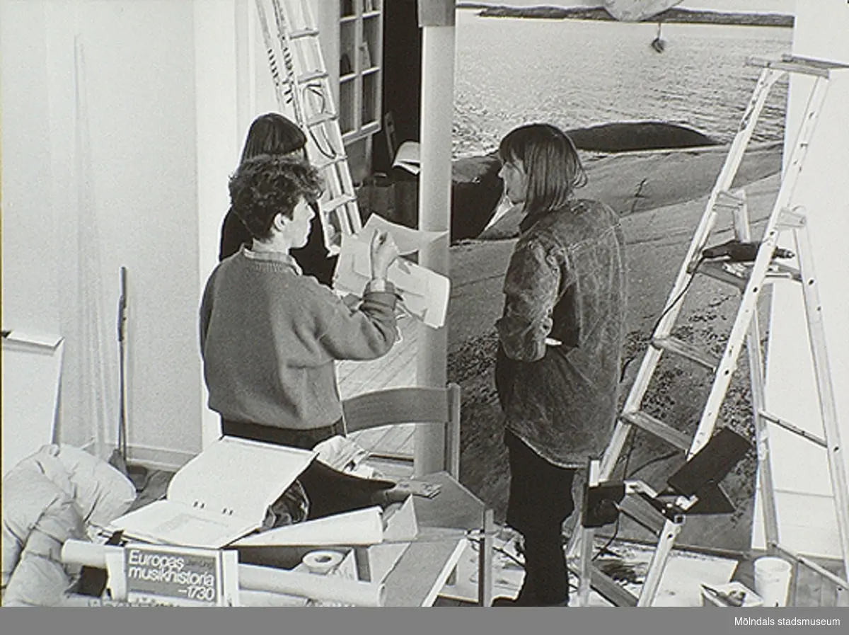Under uppbyggnad av utställningen "Från näckens polska till rockens roll" på Mölndals museum. Från vänster: museichef Mari-Louise Olsson, Ulla Hasselqvist och designer Monika Wretling.