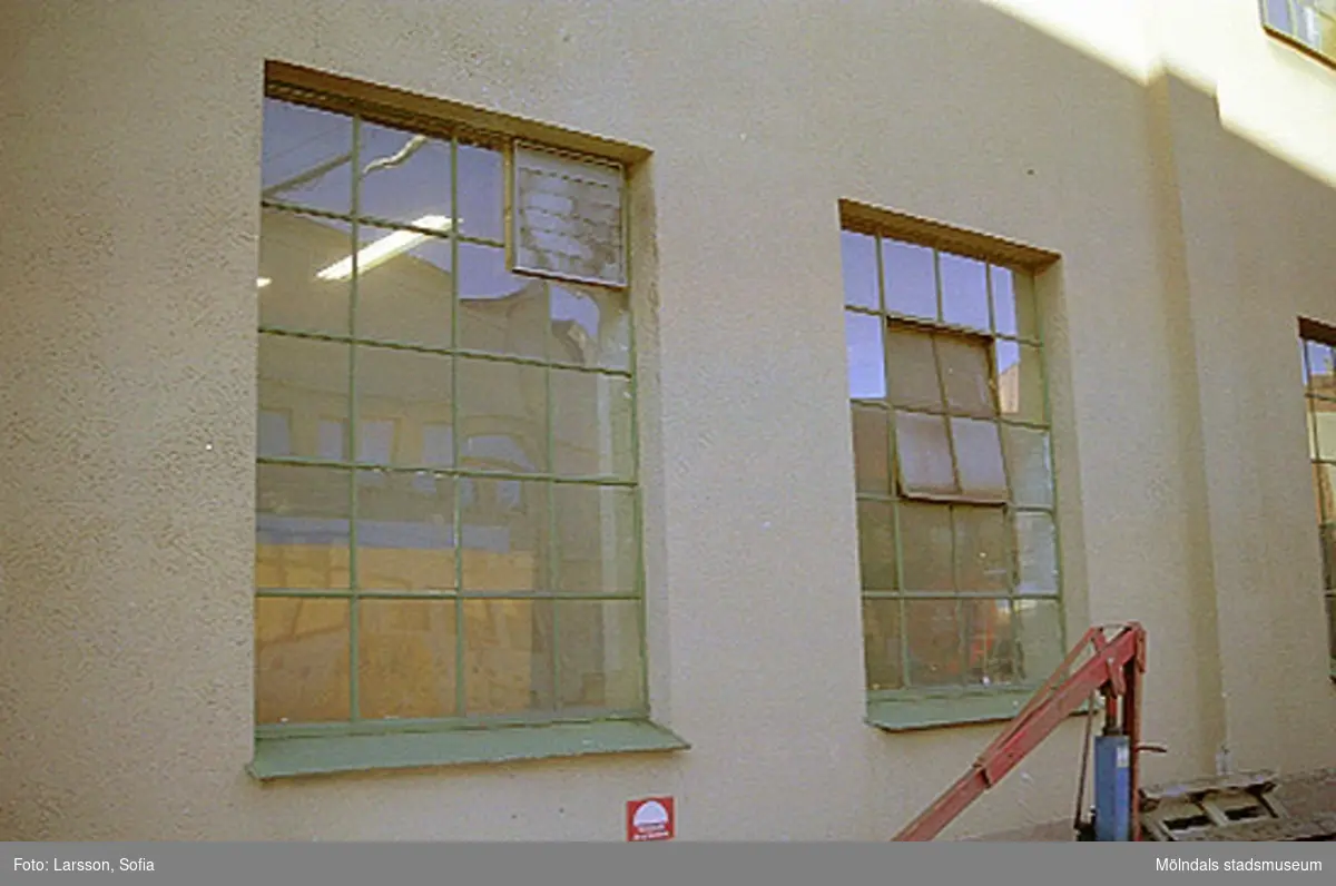 Två fönster tillhörande byggnad 23 inom Papyrus/Stora Ensos industriområde. Papyrusinventeringen 2001-11-08.