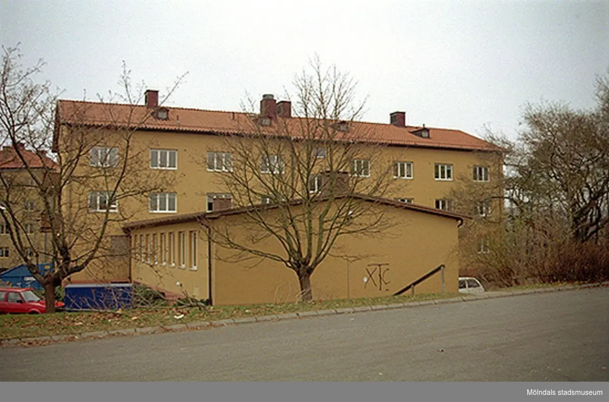Byggnadsdokumentation av Häradsgatan 1, oktober 1998 - januari 1999. Bostadshus med lägenheter mot väst. Huset var tidigare elevbostad till verkstadsskolan/yrkesskolan på Terrakottagatan. Blev senare kontor.