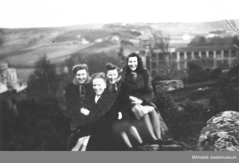 Saida och hennes tre estländska väninnor år 1944. I bakgrunden syns August Werners fabrik där de unga kvinnorna fick arbete.