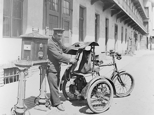 Trehjuling använd vid brevlådtömning innan bilen togs i bruk.
Början av 1920-talet.