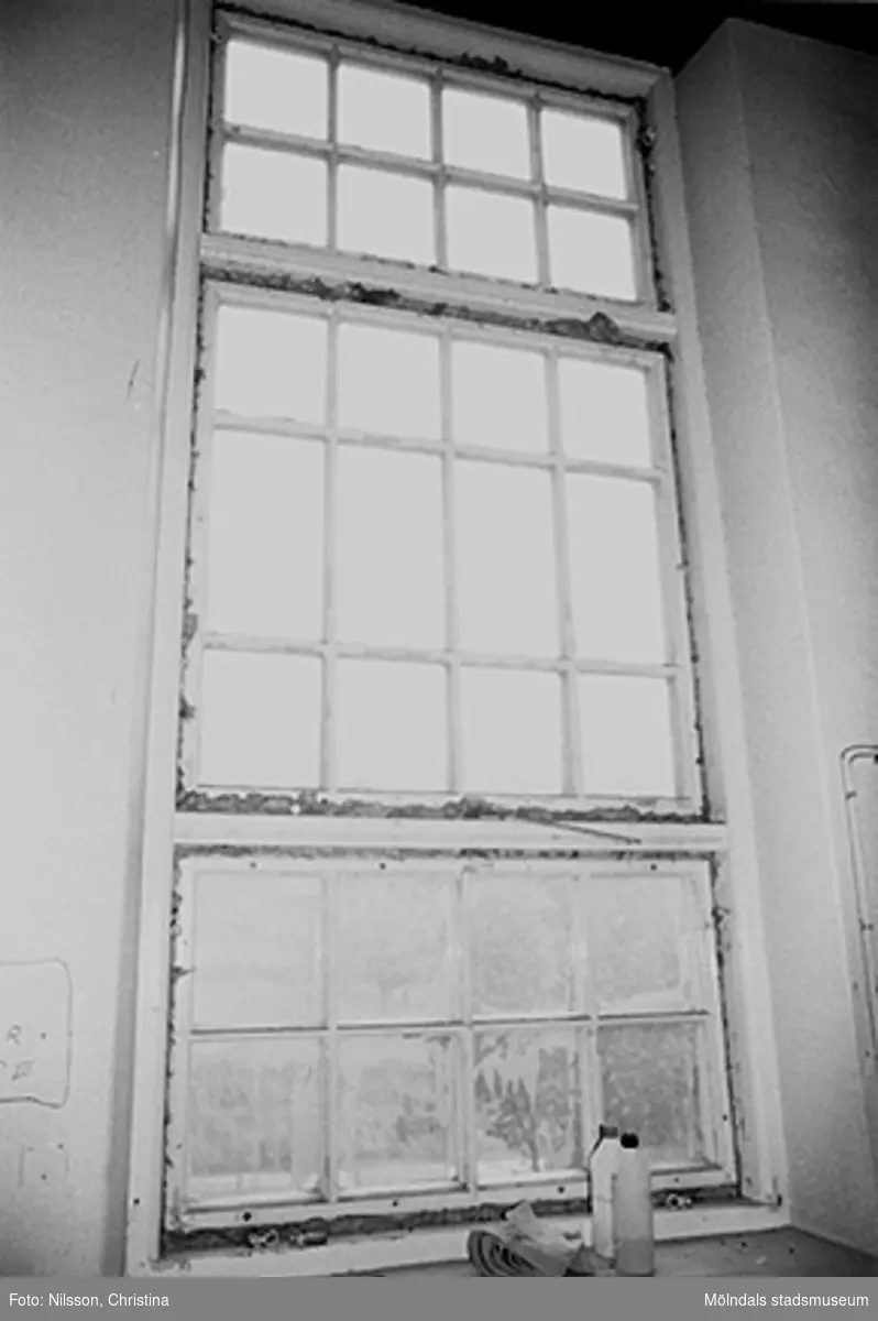 Byggnadsdetaljer: Ett spröjsat fönster i August Werners fabriker i Lindome, hösten 1994.