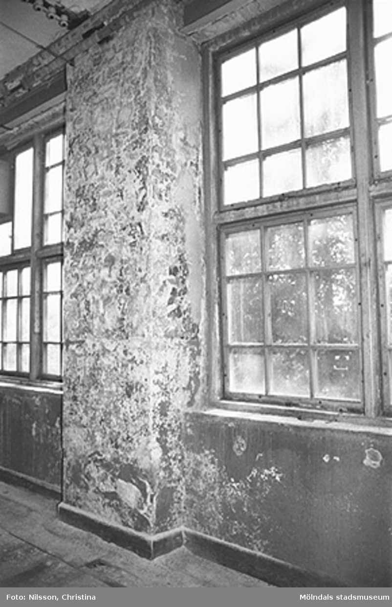 Byggnadsdetaljer: Skadad innervägg och två fönster i August Werners fabriker i Lindome. Hösten 1994.