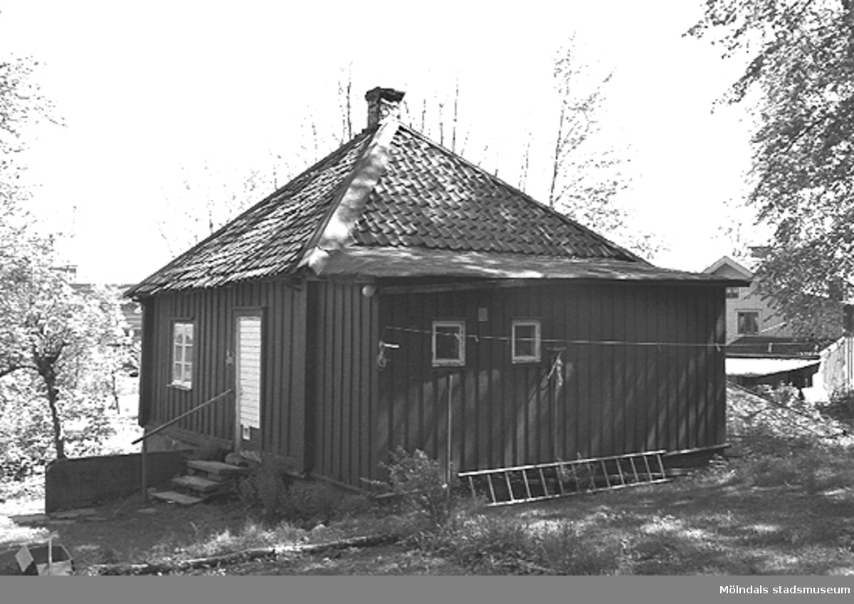 "Kaffekvarnen" från 1700-talet, inkl. källare med stenvalv. Den ligger på Fässbergs Prästgård, alldeles söder om Fässbergs kyrkogård. (Länsstyrelsen "arbetade" 1995 med huset.) Relaterade motiv: 2003_0050 - 0062.