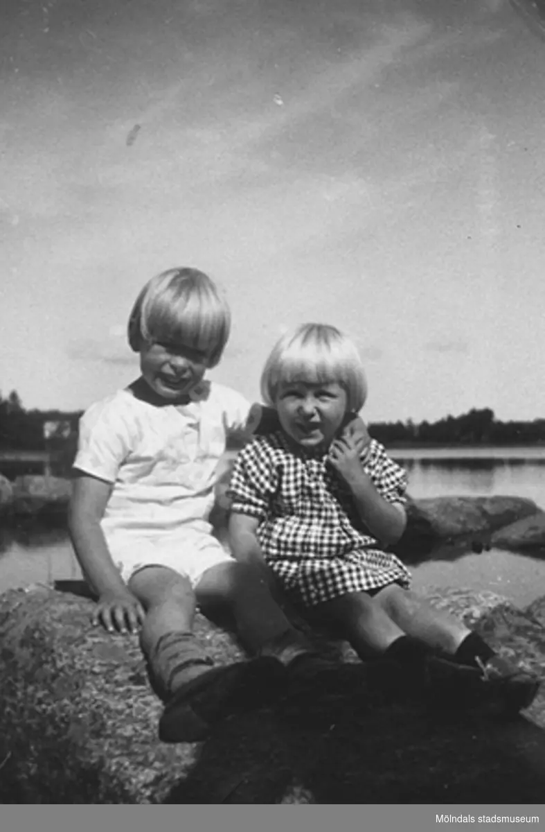 Syskonen Valter (1908-1976) och Karin Pamp sitter vid Tulebosjön,  Stretered 1920-tal.