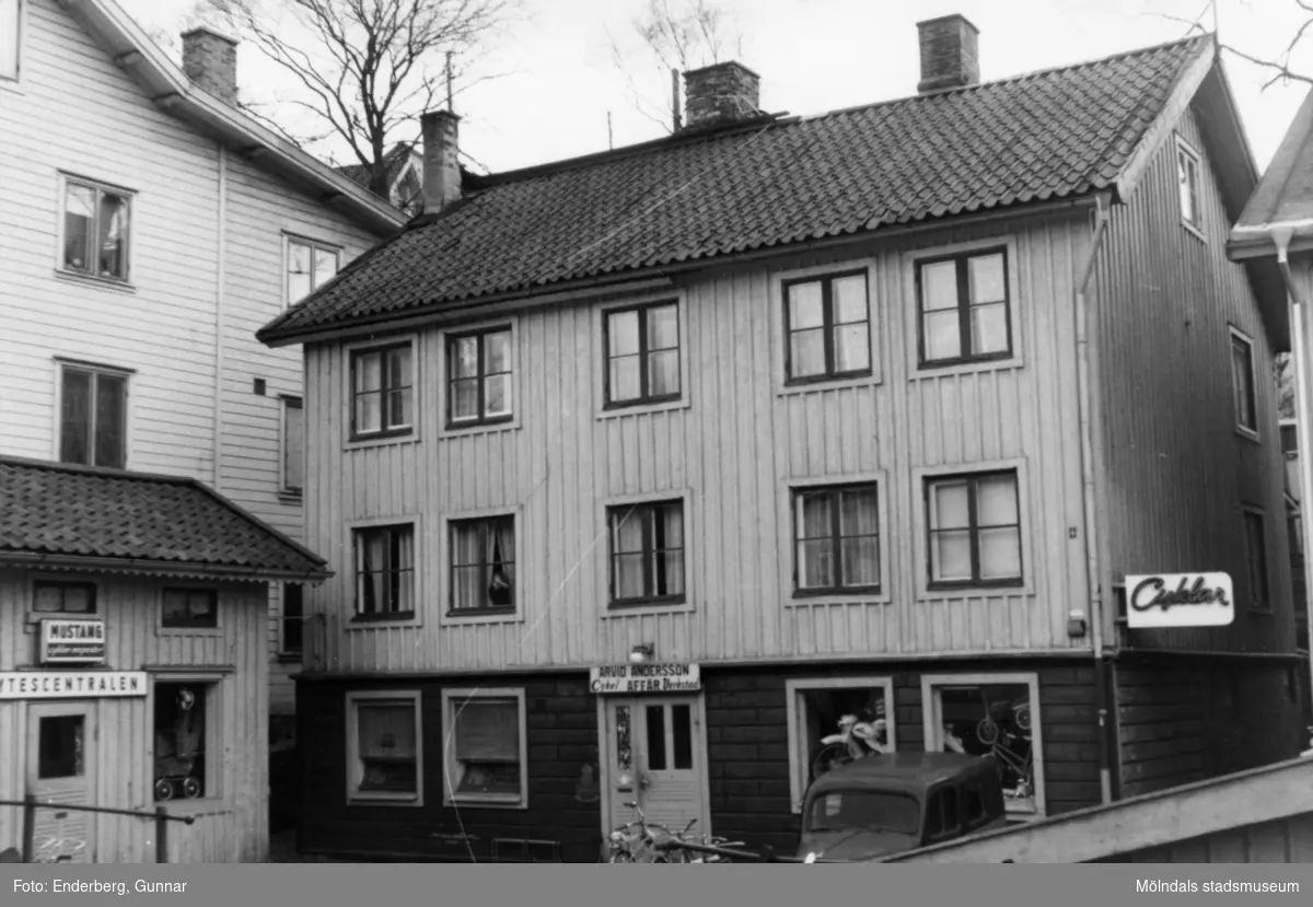 Arvid Anderssons cykelaffär och cykelverkstad på Götaforsliden 4, okänt årtal. Huset byggdes troligen på 1860-talet. Relaterat motiv: 2004_0269.
