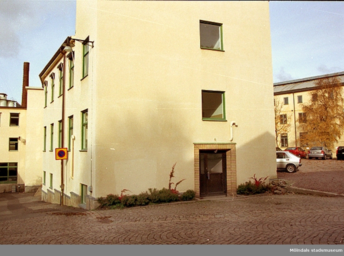 F.d "Tvätten" i Ahlafors textilindustri (Carlsbergs) i krönet av Götaforsliden och Royens gata år 2001. Till höger skymtar parkeringen vid "Strumpan".