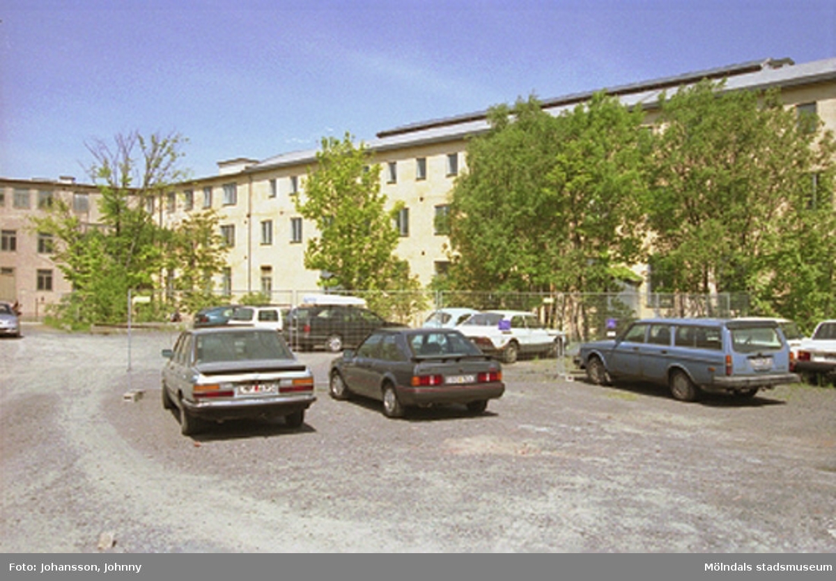 Vy från parkeringsplatsen "Brända tomten" på f.d strumpfabriken "Strumpan" (efter Viktor Samuelsons fabrik), år 2000.
