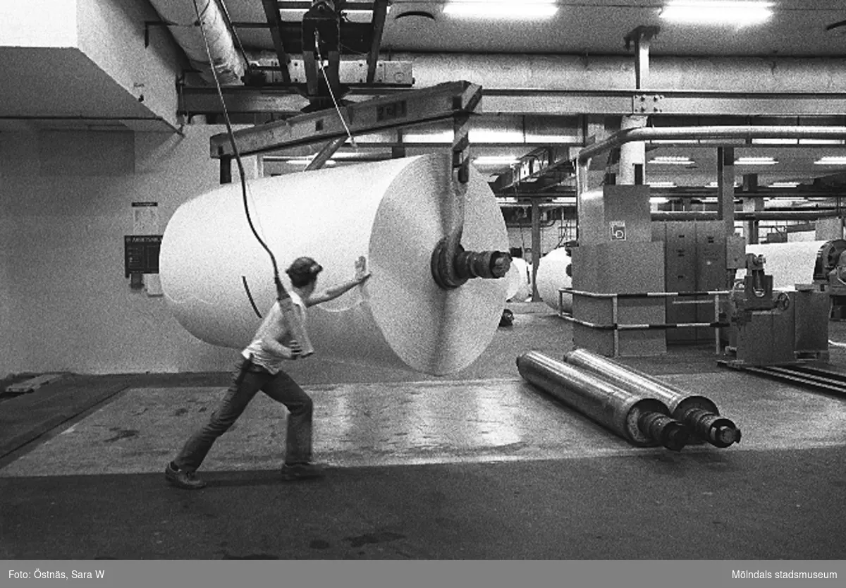 Jan Callesen vänder på kartongtambour för transport i Byggnad 6. 
Bilden ingår i serie från produktion och interiör på pappersindustrin Papyrus, 1980-tal.