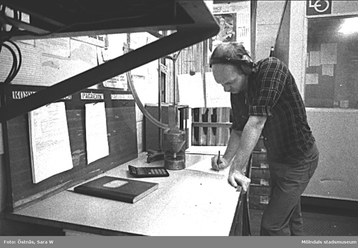 Denny Andersson i arbete.
Bilden ingår i serie från produktion och interiör på pappersindustrin Papyrus, 1980-tal.
