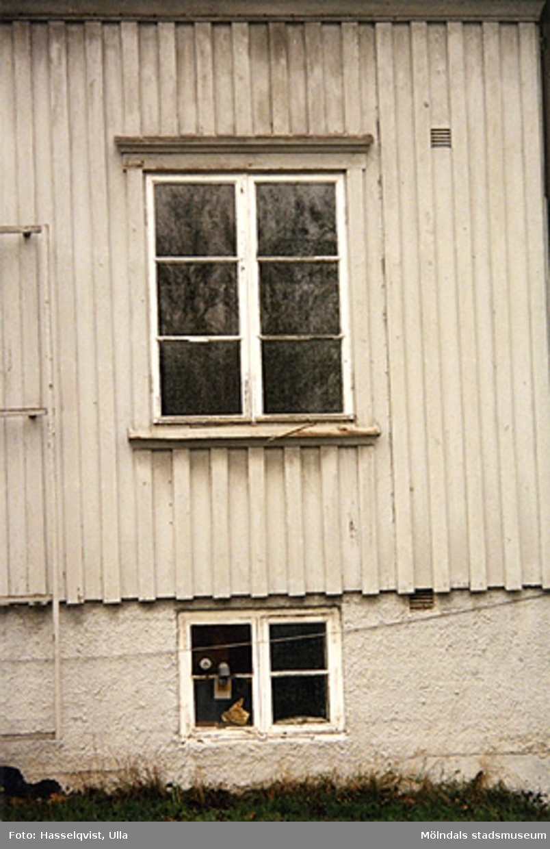 Rivningsdokumentation av bostadshus på Björkåsgatan 4 i Broslätt, Mölndal år 2000.
Huset revs i samband med att radhus skulle byggas i början av 2000-talet. Det fina lilla huset tillhörde samma fastighet som den äldre stora vita villan. Villan byggdes som bostad för landsfiskal Elfving på 1920-talet. Det lilla huset användes till kontor men har troligen även varit tjänstebostad för en vaktmästare. 
Relaterade motiv: 2006_0134 – 2006_0142.