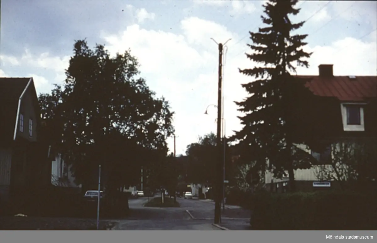 Bostadshus längs Broslättsgatan i Mölndal, år 1971 - 1972.
I huset till vänster fanns under 50/60-talet en körsnär (en pälsaffär) som senare flyttade till Storgatan.
I huset till höger fanns dels en porslinsaffär och även en tid, ett GP-depesch-kontor, där man i förtid kunde lämna in sina spel på Åbytravet.