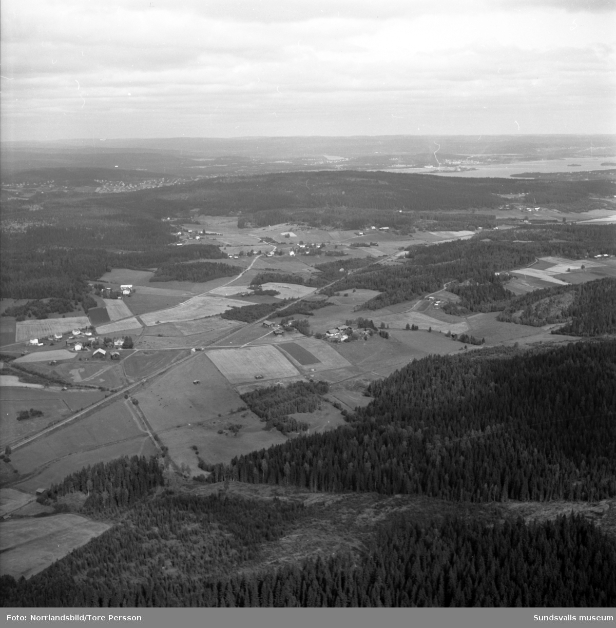 Flygfoton över Sköns kyrka med omkringliggande områden. Radiomasterna.